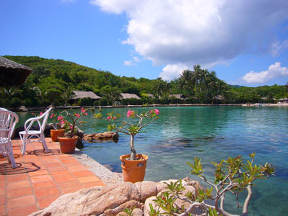 Relaxing, good snorkelling, good food and nice bungalows.